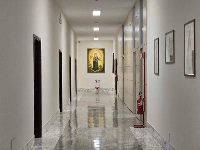 24일 바티칸 성직자부 사무실 복도에 한복을 입은 성모 마리아 그림이 걸려 있다. 바티칸=신은별 특파원