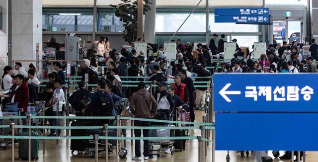 17일 인천국제공항 제1여객터미널 출국장이 여행객들로 붐비고 있다. 뉴시스