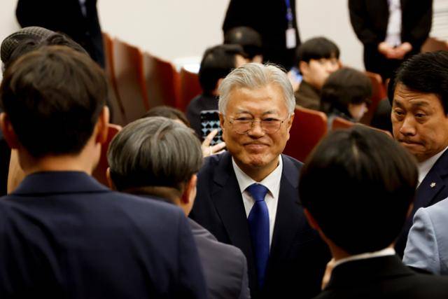 문재인 전 대통령이 25일 국회도서관에서 열린 4·27판문점선언 7주년 기념식을 마치고 참석자들과 인사하고 있다. 뉴시스