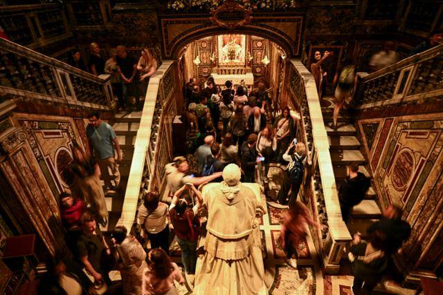 프란치스코 교황이 영면할 이탈리아 로마 산타 마리아 마조레 대성당 내부가 22일 방문객들로 가득 차 있다. 로마=로이터 연합뉴스
