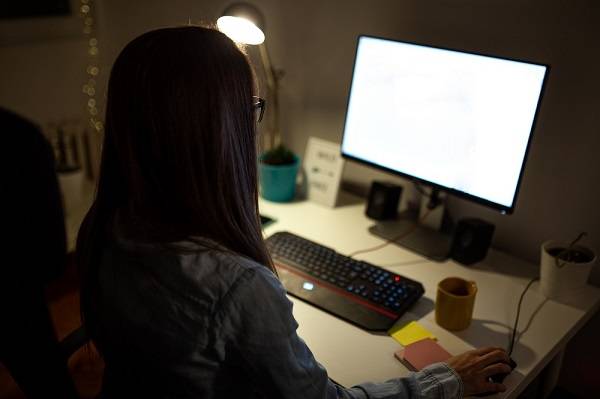 미국 보스턴 메디컬 센터 소속 피부과 전문의 탄야 필립스가 컴퓨터 화면에서 나오는 블루라이트가 피부에 해로울 수 있다고 지적했다./사진=게티이미지뱅크