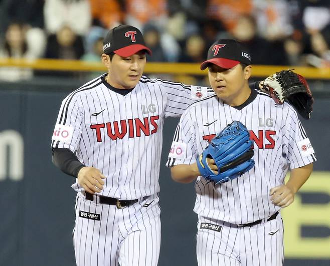 27일 오후 잠실야구장에서 열린 2025 프로야구 한화 와 LG 경기. LG 유격수 오지환이 4회 한화 노시환의 타구를 잡아낸 뒤 더그아웃으로 들어오며 선발 투수 송승기와 얘기하고 있다. 잠실=정시종 기자 capa@edaily.co.kr /2025.03.27.