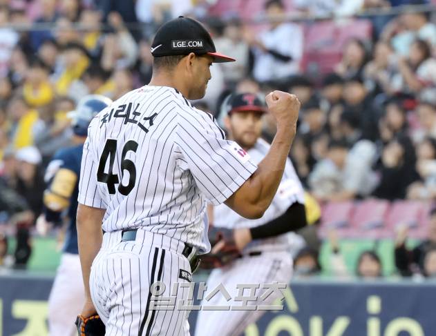LG 외국인 투수 치리노스가 24일 잠실 NC전 1회를 막아낸 뒤 주먹을 불끈 쥐고있다. 잠실=정시종 기자 capa@edaily.co.kr /2025.04.24.