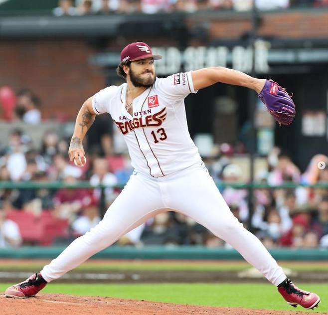 지난해 NPB 라쿠텐 시절 투구하는 코디 폰세. 폰세는 라쿠텐 시절 성적이 좋지 않았지만 한화는 큰 문제가 없다는 결론을 내린 뒤 빠르게 움직였다. 폰세 SNS 캡처