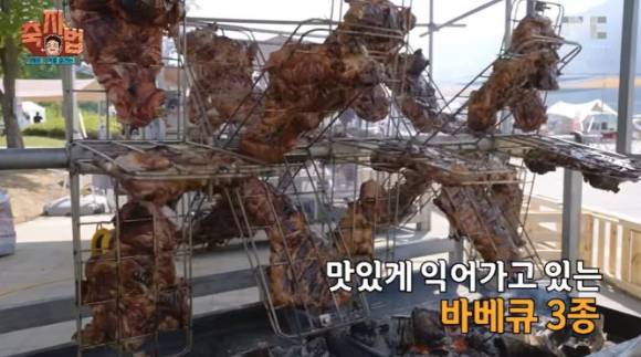 지난해 열린 인제 캠프레이크 페스티벌에서 사용되고 있는 논란의 '공사자재 바베큐 그릴'. [사진=백종원 유튜브 캡처.]