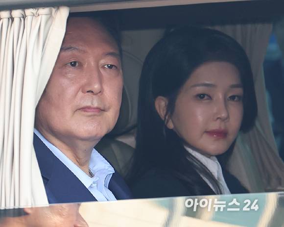 윤석열 전 대통령과 김건희 여사가 탄 차량이 지난 11일 오후 서울 용산구 한남동 대통령 관저를 떠나 서초동 사저로 이동하고 있다. [사진=정소희 기자]
