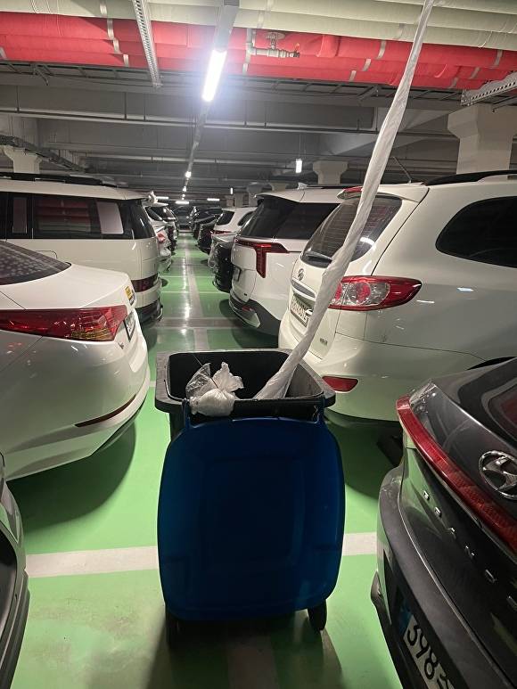 지난 9일 평택 비전아이파크 지하주차장에서 물이 새는 사고가 발생해 부실 시공 의혹이 제기되고 있다. [사진=제보자]