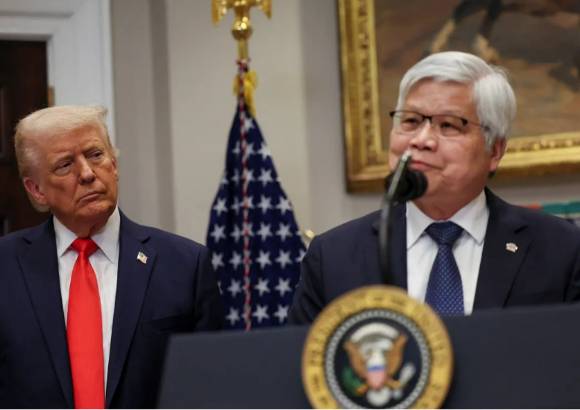 웨이 저자 TSMC 회장이 지난 3일(현지시간) 미 워싱턴 백악관을 찾아 기자회견 발표를 하고 있다. [사진=연합뉴스]