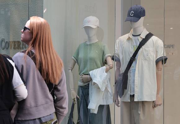 서울 중구의 한 의류매장 쇼윈도에 반소매 옷이 전시돼 있다. [사진=연합뉴스]