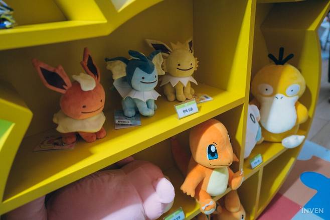 ▲ 지갑을 노리는 메타몽의 무해한(?) 눈빛