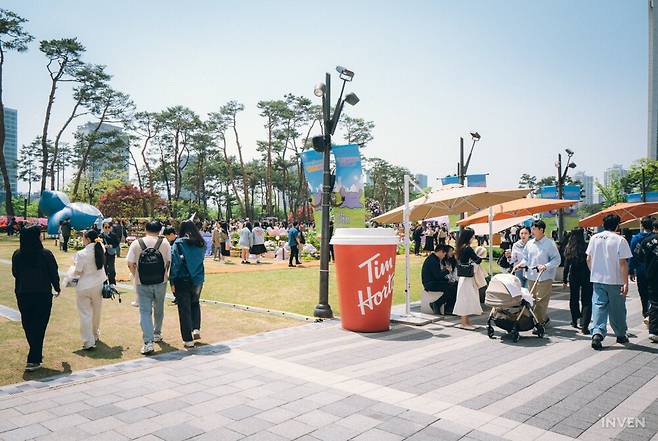 ▲ 야외에서는 무슨 일이 일어나고 있나?