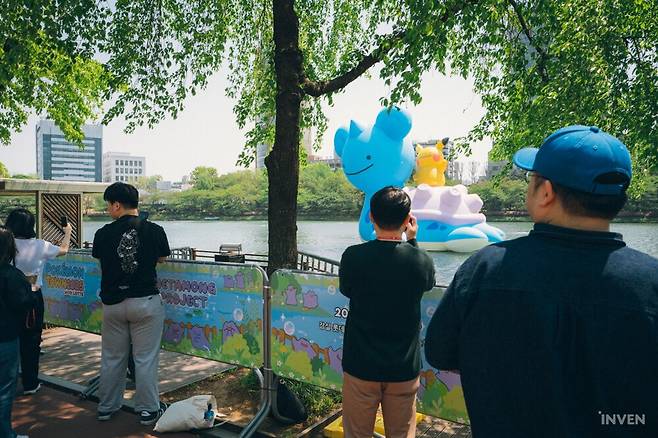 ▲ 무려 16m 높이의 메타몽 라프라스! 귀여워!