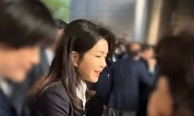 지난 11일 서울 서초동 자택에 도착을 한 김건희 여사. (SBS 캡처)