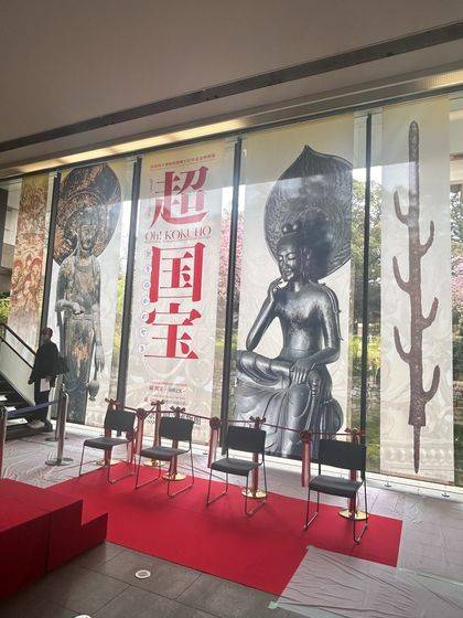 개관 130주년 특별전 '초국보-영원의 아름다움'(6월15일까지)이 열리고 있는 일본 나라(奈良)현 나라국립박물관 로비에 '쿠다라(백제)관음보살상'과 '칠지도'가 대표 전시품으로 소개되고 있다. 나라=강혜란 기자