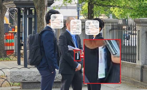 24일(현지시간) 오전 7시께 중국 재정부(기획재정부에 해당) 고위 인사가 10여명의 수행원을 대동하고 미국 워싱턴에 위치한 미 재정부 본부 건물로 입장하는 모습이 확인됐다. 사진은 양측의 회동이 끝나기를 기다리는 중국측 수행원. 이들은 G20 재무장관 회의에 참석하기 위한 신분증을 착용하고 있었고, 신분증엔 '중국(China)'라는 국적이 표기돼 있었다. 워싱턴=강태화 특파원