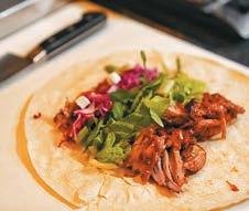 얇은 또띠아를 각종 재료로 채워 풍만함을 자랑하는 덕분에 든든한 한 끼 식사로도 손색없다.