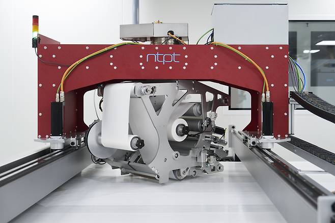 NTPT사가 보유한 위치 자동화 기계. 실리카 섬유층을 쌓는 역할을 한다. 사진 리차드 밀