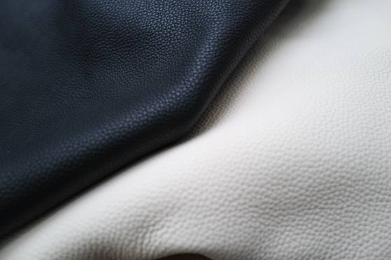 루이 비통의 토뤼옹 가죽은 세월의 흐름에 따라 모방할 수 없는 고유의 광택(파티나) 효과를 낸다. 사진 루이 비통