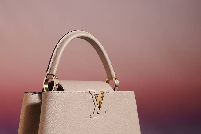 토뤼옹 가죽을 예술적인 컷팅으로 구현한 굴곡, 폴리싱 처리된 금속을 결합한 'LV 이니셜'이 돋보인다. 사진 루이 비통