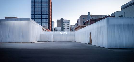 지난 3월 27~30일 서울 성수동 XYZ 서울에 마련된 뷰티 브랜드 바이레도(Byredo)의 공간 ‘페이지 블랑쉬(Page Blanche) 서울’의 모습. 사진 바이레도