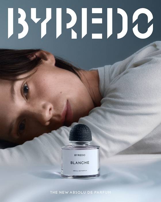 바이레도 블랑쉬 앱솔뤼 드 퍼퓸의 캠페인 이미지. 갓 세탁한 리넨 침구에 누워있는 모델의 모습으로 편안함과 휴식, 안정감 등을 표현했다. 사진 바이레도