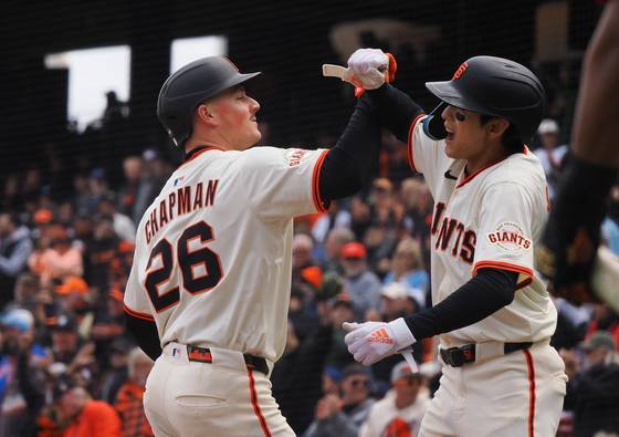 5회 채프먼(왼쪽)의 투런 홈런 직후 홈에서 세리머니하는 이정후. 로이터=연합뉴스