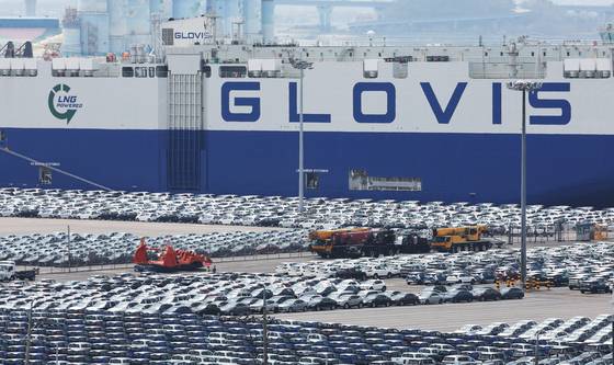 지난 21일 경기도 평택항에 수출용 자동차가 세워져 있는 모습. 연합뉴스