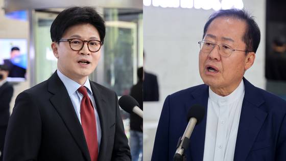 한동훈(왼쪽)·홍준표 국민의힘 대선 경선 후보가 25일 오후 서울 종로구 동아미디어센터 1층 로비에서 맞수 토론에 앞서 인터뷰를 하고 있다. 뉴스1