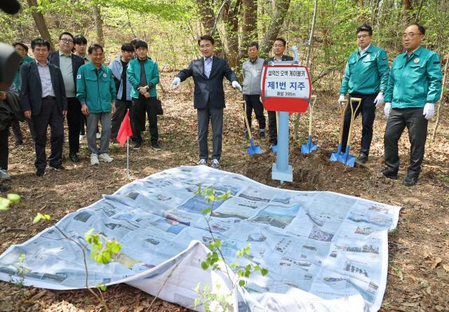 ▲ 김진태 도지사는 24일 오후 양양 오색케이블카 건설 현장을 점검하고 제1번 지주 위치를 확인했다.  강원도 제공
