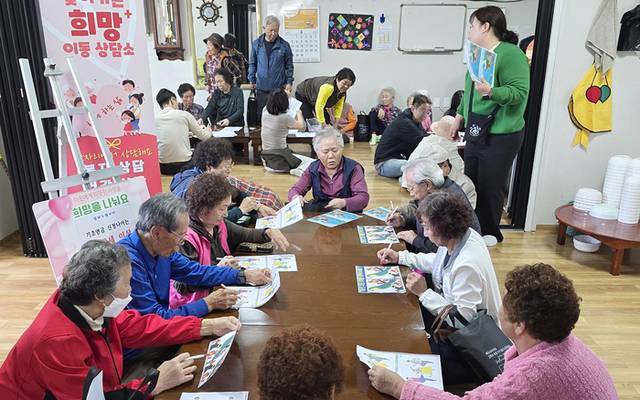 ▲ 철원군이 최근 갈말읍 군탄1리 경로당에서 복지사각지대 발굴을 위한 프로젝트 이동상담소를 운영, 많은 주민들의 호응을 얻고 있다.