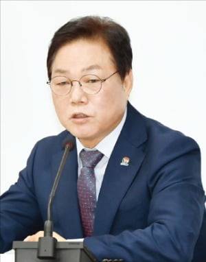 박완수 경남지사가 지난 21일 열린 기자간담회에서 ‘경제자유특별자치도 경남’ 구상에 관해 설명하고 있다.  /경상남도 제공