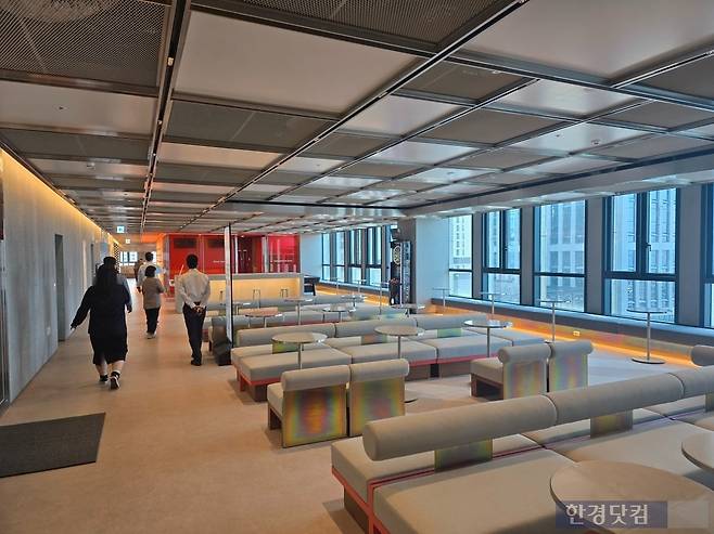 리마크빌 이스트폴 8층에 있는 라운지. 사진=이송렬 기자.