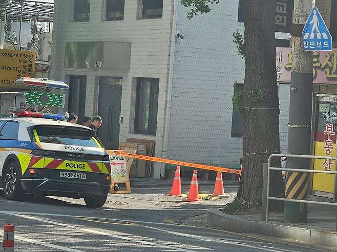 25일 서울 마포구 대흥동의 한 골목길 차로에서 싱크홀이 발생해 경찰이 현장을 통제 중이다./사진=독자 제공