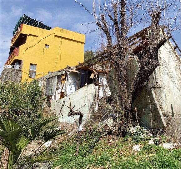 < 무너진 채 방치 > 부산 동구 산복도로 일대에 방치된 빈집들. /부산 동구 제공