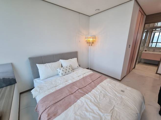 리마크빌 이스트폴 1.5룸 침실 모습. 붙박이장 쪽 공간이 욕실과 바로 연결돼 있다. 사진=민보름 기자