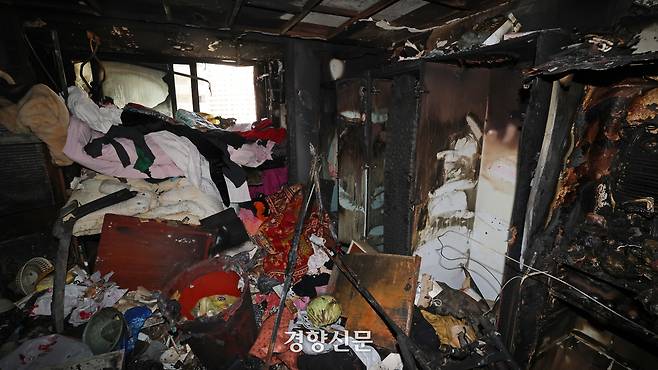 지난 21일 화재가 발생한 서울 관악구 봉천동 아파트 내부에 25일 불에 탄 물건들이 쌓여있다. 정효진 기자