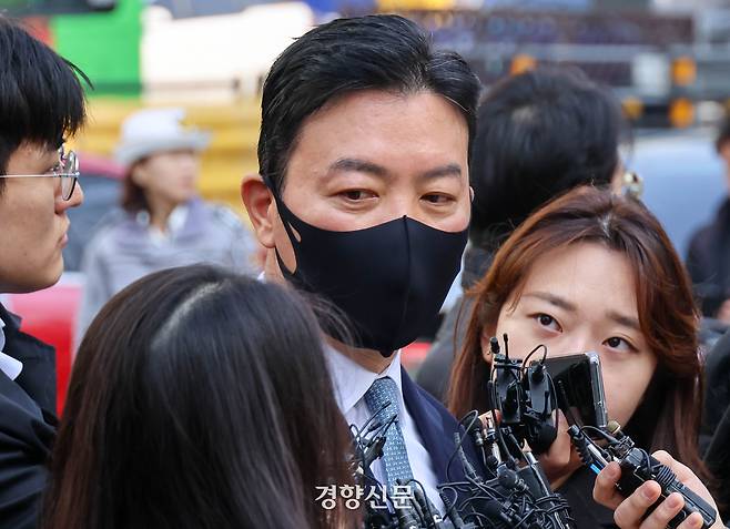 윤석열 대통령 체포 방해 혐의를 받는 김성훈 대통령경호처 차장이 지난달 21일 서울 마포구 서울서부지방법원에서 구속 전 피의자 심문(영장실질심사)을 위해 법정으로 향하며 취재진의 질문에 답하고 있다. 정효진 기자