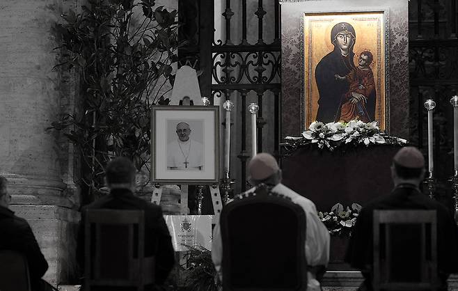 2025년 4월 23일(현지시간) , 프란치스코 교황이 서거한 후 이탈리아 로마의 성 마리아 마조레 성당 밖에서 사람들이 프란치스코 교황을 위한 묵주 기도에 참석하고 있다.