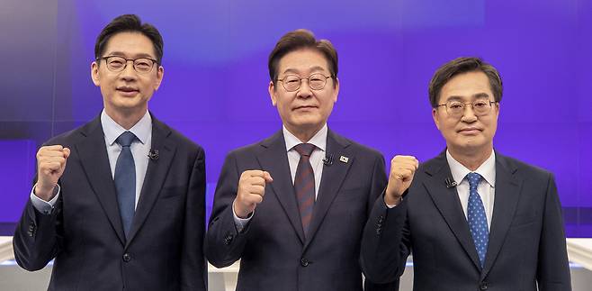 더불어민주당 대선 경선 후보인 김경수, 이재명, 김동연(왼쪽부터) 후보가 25일 서울 중구 TV조선 스튜디오에서 열린 경선 마지막 TV토론회에 앞서 사진 촬영을 하고 있다. 국회사진기자단
