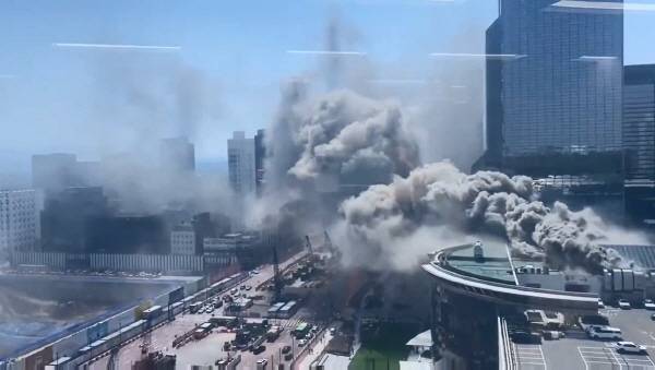 25일 서울 강남구 코엑스 내 입점한 식당에서 화재가 발생해 많은 연기가 나고 있다.  연합뉴스