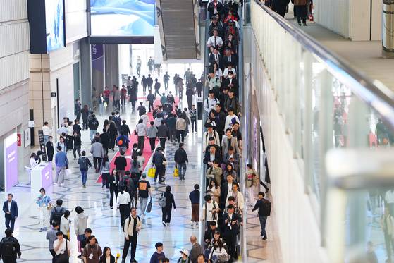 Visitors to Coex in Gangnam District, southern Seoul, are seen evacuating the building after a fire broke out on April 25. [YONHAP]