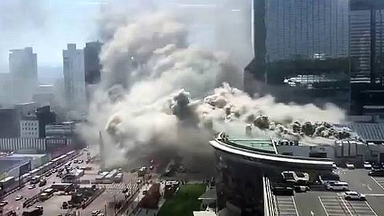 Smoke billows out of Coex in Gangnam District, southern Seoul, as a fire broke out on April 25. [NEWS1]