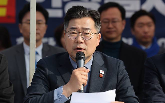 박찬대 더불어민주당 원내대표가 지난 1일 서울 광화문 앞 민주당 천막당사에서 열린 원내대책회의에서 발언하고 있다. 연합뉴스