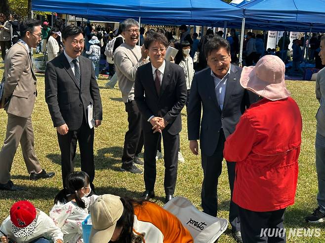 25일 강원 영월군 장릉일대에서 열린 제58회 단종문화제 백일장 행사장을 찾은 최명서 영월군수(오른쪽에서 두번째)가 참가자와 대화를 나누고 있다. 