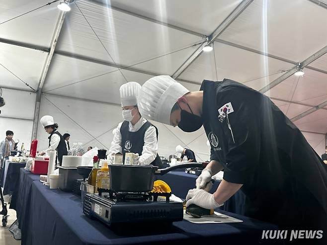 25일 강원 영월군 동강둔치 행사장에서 열린 제58회 단종문화제 궁중음식경연대회 '단종의 미식제'에 참가한 김시우(19·영일고·왼쪽)학생과 최진유(19·신목고)학생이 준비한 요리를 하고 있다. 