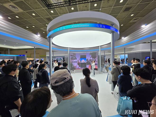 2025 월드IT쇼 삼성전자관 ‘AI 쇼룸’에서 관람객들이 ‘갤럭시 S25 울트라’와 함께 AI 에이전트를 활용한 일상 속 시나리오를 체험하고 있다. 정우진 기자