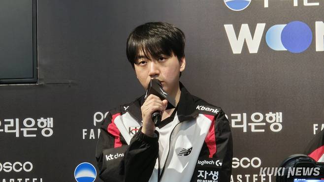 고동빈 감독이 25일 오후 5시 서울 종로구 롤파크 LCK 아레나에서 열린 ‘2025 LCK’ 정규시즌 1라운드 농심 레드포스와 경기가 끝난 뒤 인터뷰에 임하고 있다. 김영건 기자
