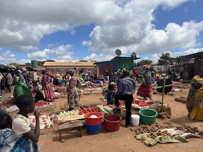 말라위 잘레카 난민캠프에 거주하는 사람들이 23일(현지시간) 거리에 좌판을 펴고 식료품 등을 팔고 있다.