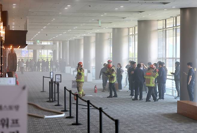 25일 서울 강남구 코엑스 내 입점한 식당에서 화재가 발생해 연기가 차 있다. 연합뉴스
