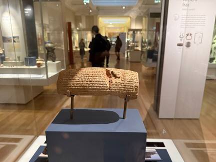 영국 대영박물관 내 페르시아 전시관인 52관에 소장된 ‘키루스(성경명 고레스) 원통’.(왼쪽부터) 기원전 6세기의 것으로 현재 이라크인 고대 메소포타미아 도시 바빌론의 폐허에서 1879년 발견됐다고 합니다. 박양규 목사 제공